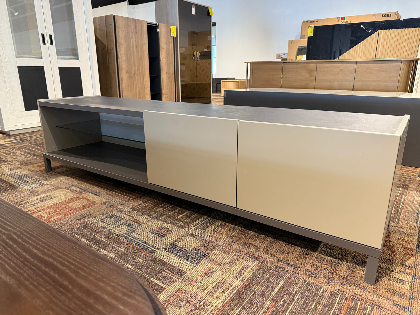 Status - Kali 4D TV stand